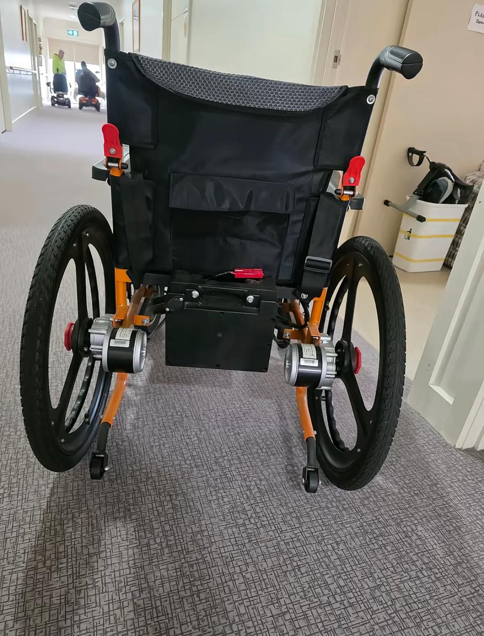 Lightweight electric wheelchair - Image 3