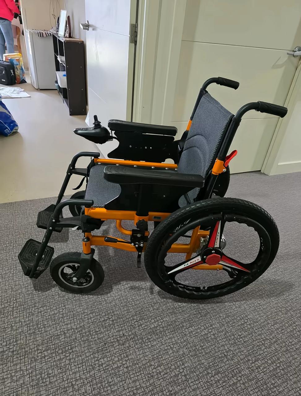 Lightweight electric wheelchair - Image 7